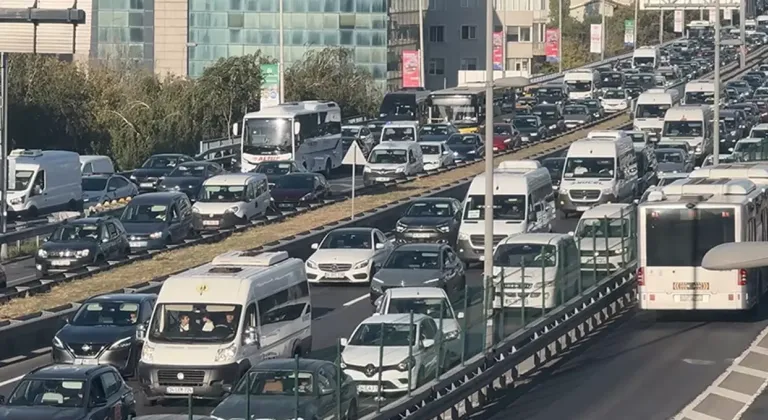 İstanbul’da haftanın ilk iş gününde trafik yoğunluğu yüzde 76 oldu