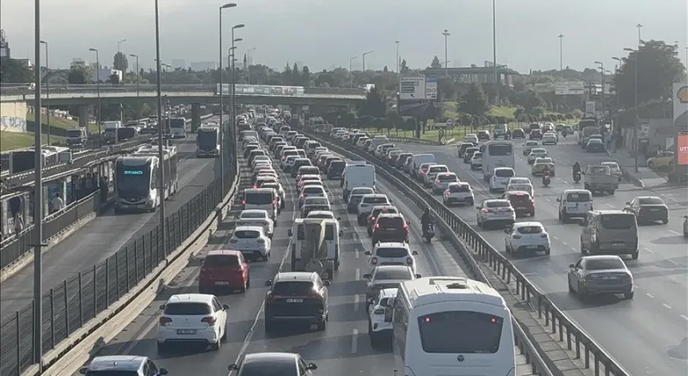 Okulların açılmasıyla İstanbul’da sabahın ilk saatlerinde trafik yoğunluğu yüzde 63’e ulaştı