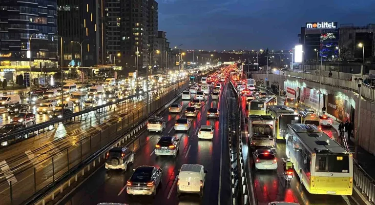 İstanbul’da trafik yoğunluğu yüzde 83’e ulaştı