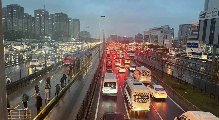 İstanbul’da akşam trafiği durma noktasında: Yoğunluk oranı %90’a yükseldi