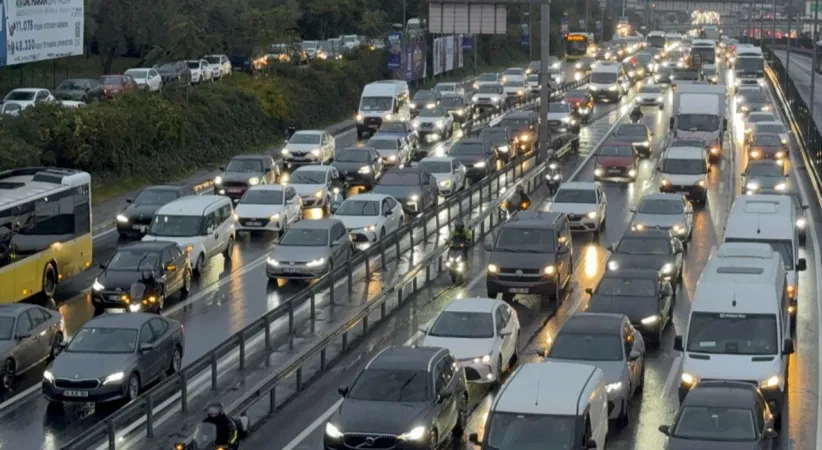 İstanbul’da yağmur trafiği: Yoğunluk yüzde 87 oldu