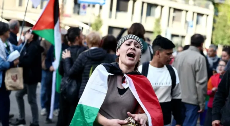 İtalya’da İsrail ile oynanan maç sırasında binlerce insan İsrail’i protesto etti.