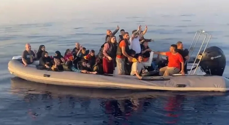 İzmir açıklarında 25 göçmen yakalandı
