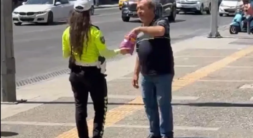 İzmir’de trafik polisi Mevlit Kandili’nde çikolata dağıttı