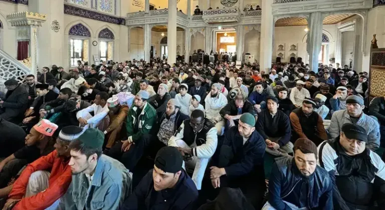 Japonya’da yoğun katılım nedeniyle bayram namazı 3 kez kılındı