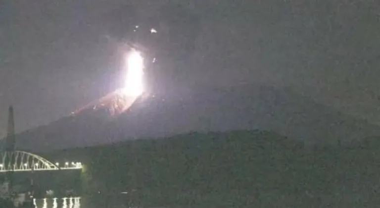 Japonya’daki Sakurajima Yanardağı’nda patlama