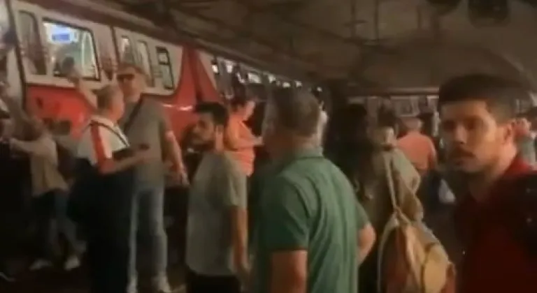 Kadıköy’de metro raydan çıktı, yolcular raylardan yürüyerek tahliye edildi