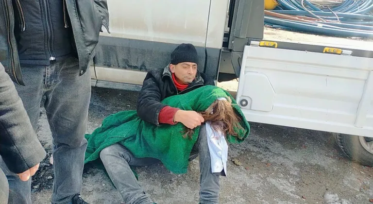 Depremzededen Yürek Burkan An: Enkazdan Çıkardığı Kızını Kucağında Bekleyen Baba