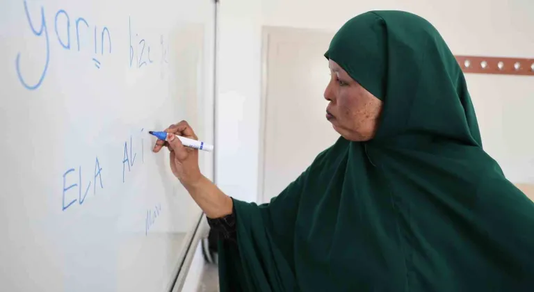 Kanser hastası annesi için Somali'den geldi, tercüman bulamadığı için Türkçe kursuna yazıldı