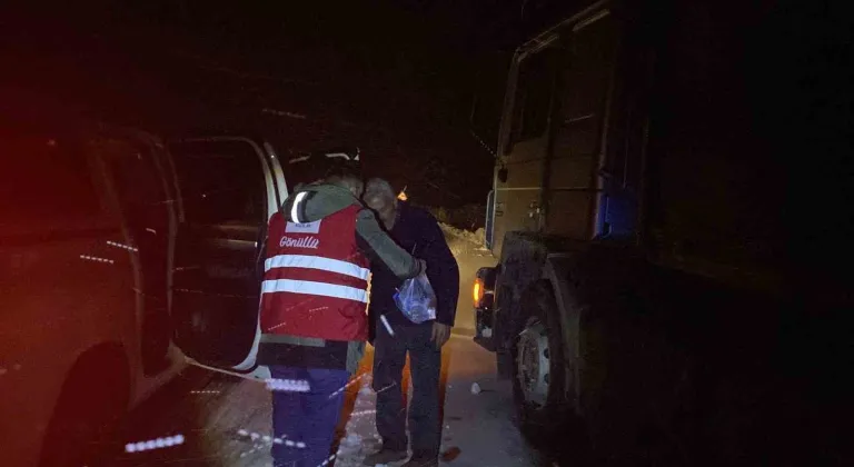Kar ve tipi nedeniyle Tendürek’te yolda kalanlara Kızılay yardım ulaştırdı