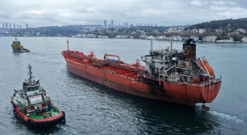 Karadeniz’de dron saldırısına uğrayan tankerin geçişi nedeniyle İstanbul Boğazı trafiğe kapandı