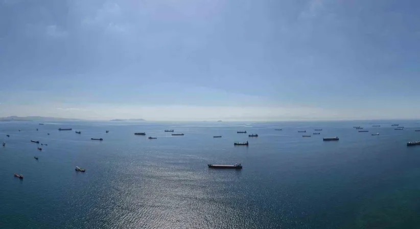 Karadeniz’deki saldırı riski nedeniyle ilerleyemeyen gemiler, İstanbul açıklarına demirledi