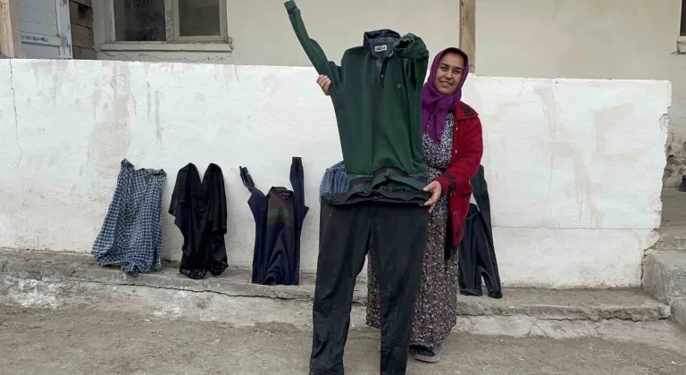 Kars’ta dışarıya asılan çamaşırlar dakikalar içinde dondu