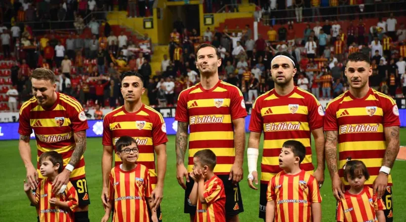 Kayserispor-İstanbulspor maçı seramonisinde Down sendromlu minik kalpler vardı