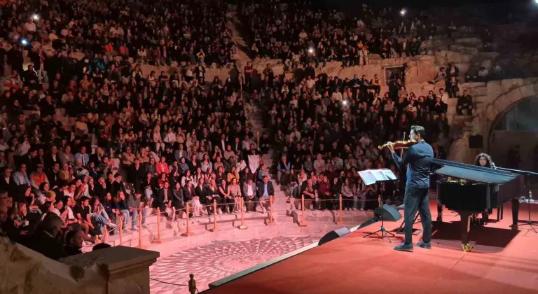 Anjelika Akbar'dan Kibyra Antik Kenti’nde piyano resitali