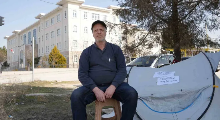 Kira zammına isyan etti, çadırını adliye karşısına kurdu