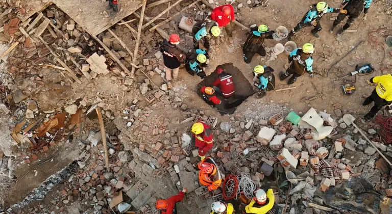 Konya’da 4 Katlı Bina Çöktü: Enkaz Altından 3 Kişi Sağ Kurtarıldı, 2 Kişi Hayatını Kaybetti