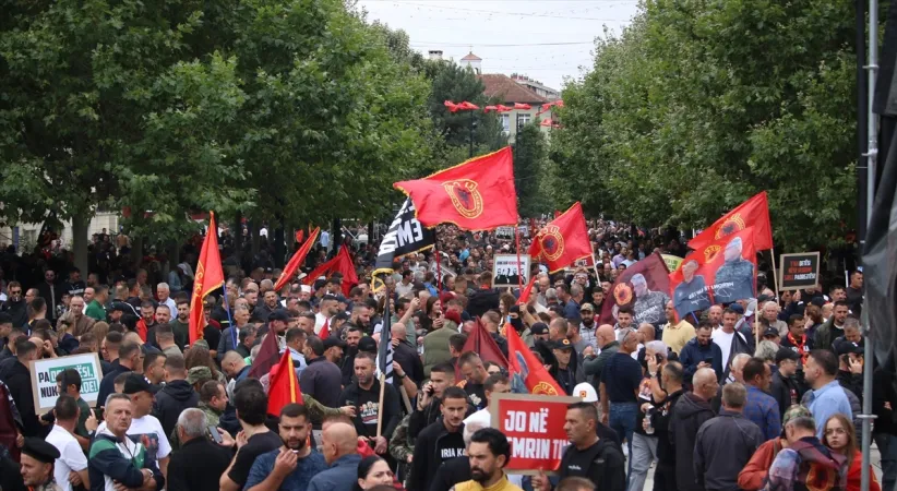 Kosova’da on binlerce kişi, eski Cumhurbaşkanı Thaçi ve UÇK liderlerinin serbest bırakılması için sokaklara döküldü