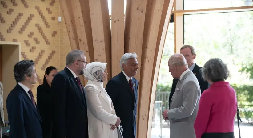Kral III. Charles, Cambridge’de Avrupa’nın ilk ekolojik tasarımlı camisini ziyaret etti