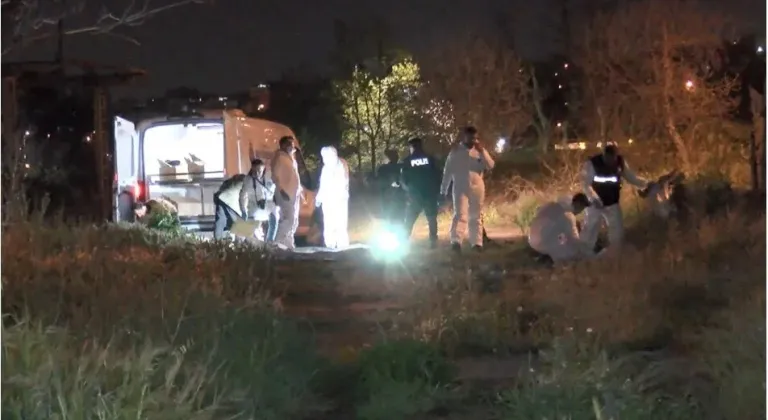 Küçükçekmece’de boş bir arazide çürümüş erkek cesedi bulundu