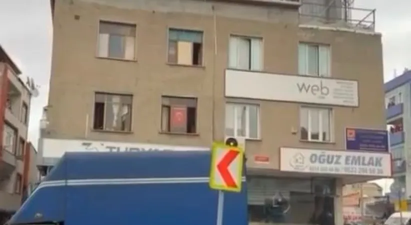 Küçükçekmece’de iki katlı binanın çatısı alevlere teslim oldu
