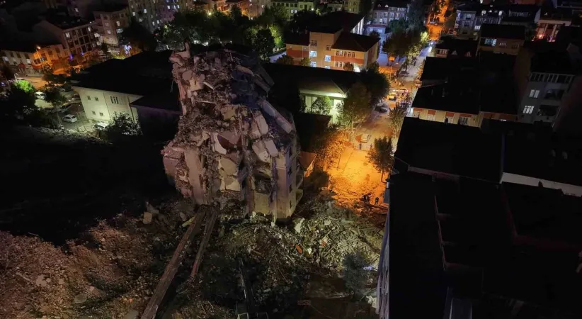 Küçükçekmece’de yıkım çalışmasında çöken binada arama çalışmaları sona erdi
