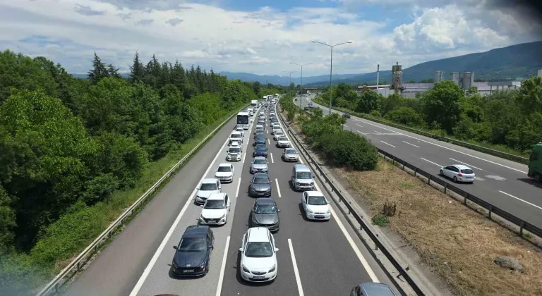 Kurban Bayramı tatilinin son gününde Düzce’de trafik durma noktasına geldi
