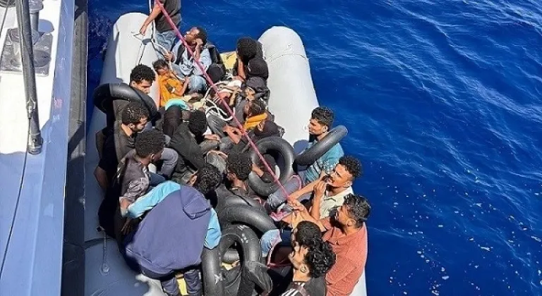 Kuşadası açıklarında 22 düzensiz göçmen kurtarıldı