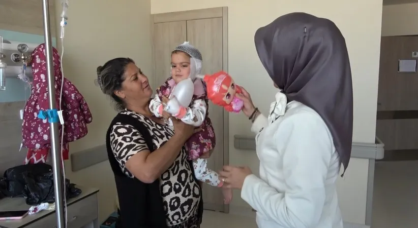 Kütahya’da ilk kez 2 buçuk yaşındaki bir çocuğa biyonik kulak ameliyatı yapıldı