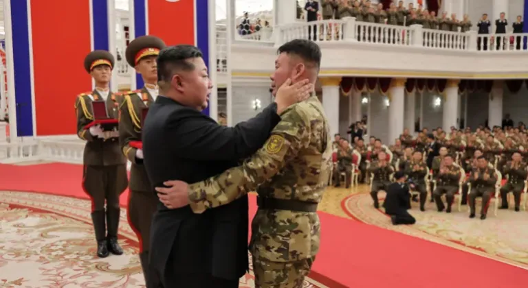Kuzey Kore lideri Kim, Ukrayna’ya karşı savaşan askerlere kahramanlık nişanı taktı