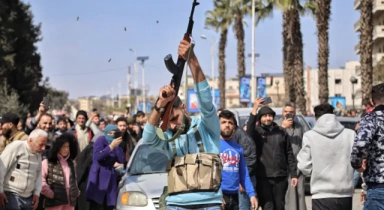 Lazkiye’de şiddetli protestolarda 1’i güvenlik görevlisi 3 kişi hayatını kaybetti