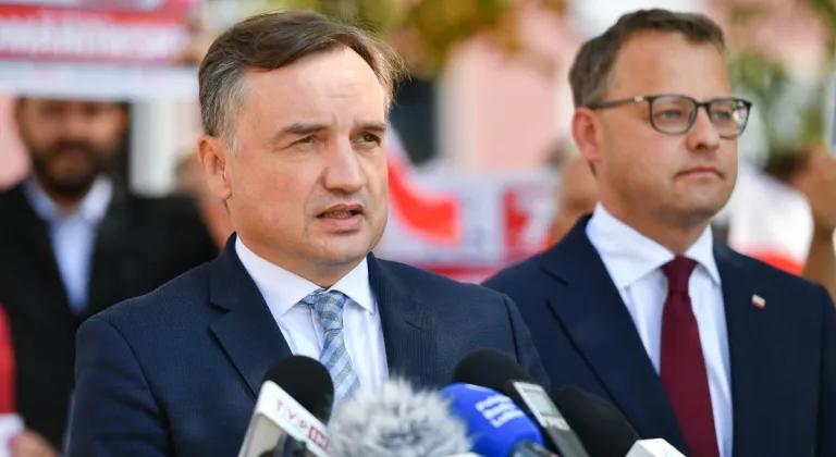 Macaristan ülkeye sığınan eski Polonyalı bakan ve yardımcısının mülteci statülerini iptal etti