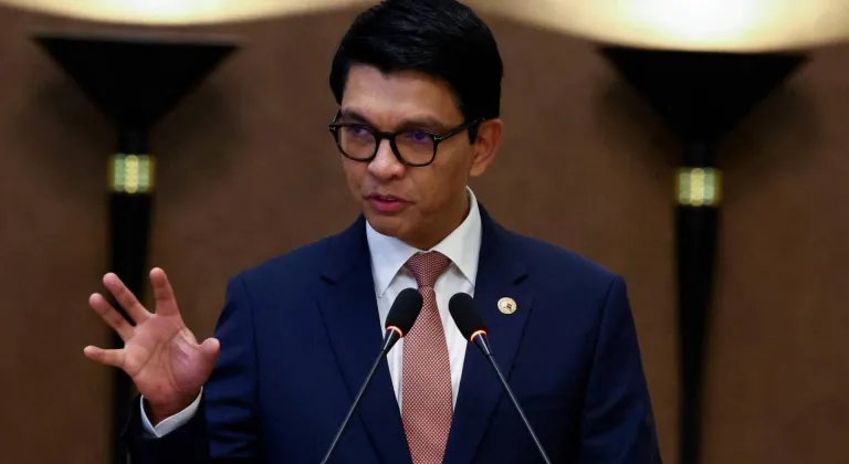 Madagaskar Devlet Başkanı Rajoelina’nın protestoların ardından ülkeyi terk ettiği iddia edildi