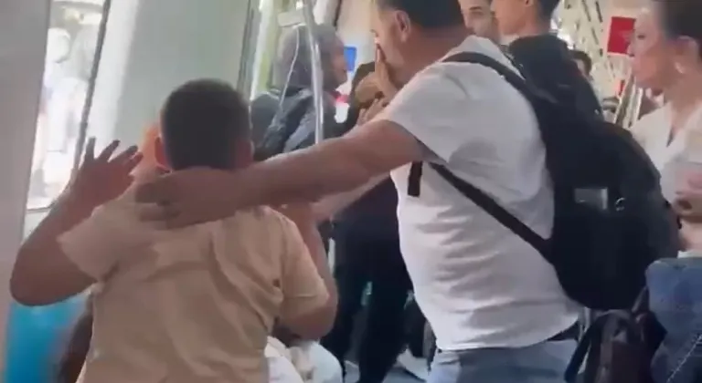 Marmaray’da çocuklarının yanında babayı darbeden iki şahıs yakalandı
