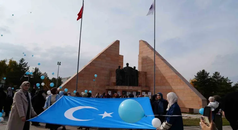 Erzurum'da mavi beyaz balonlarla Doğu Türkistan’ın sesi oldular