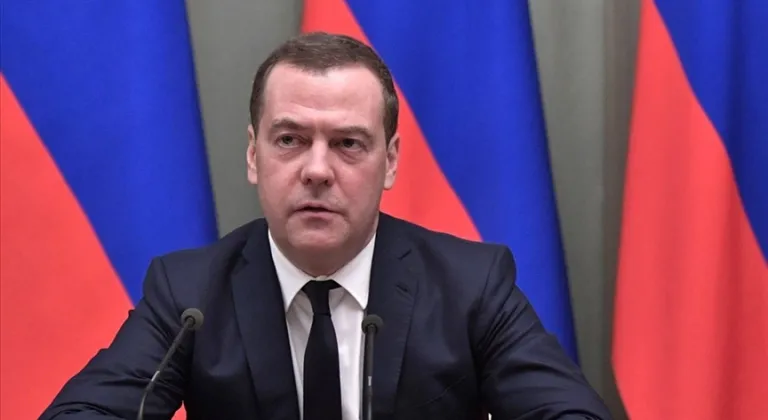 Medvedev: "AB, dondurulmuş Rus varlıklarını çalmaya kalkışırsa Rusya bunu savaş sebebi olarak görebilir"
