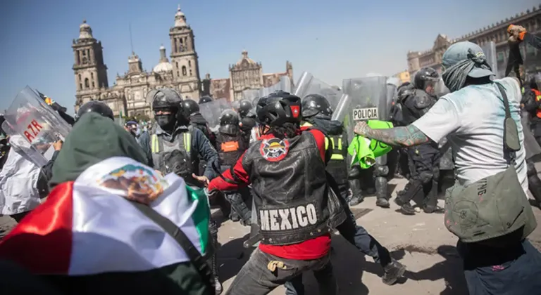 Meksika’da hükümet karşıtı protestoda 100’ü polis 120 kişi yaralandı
