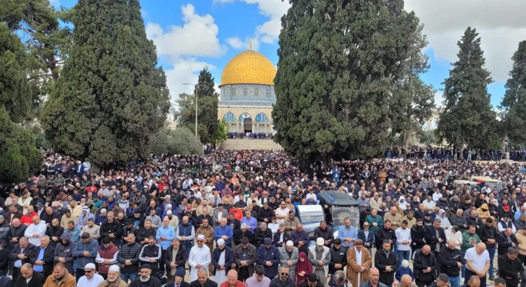 Mescid-i Aksa’da 80 bin kişi Ramazanın ilk cuma namazını kıldı