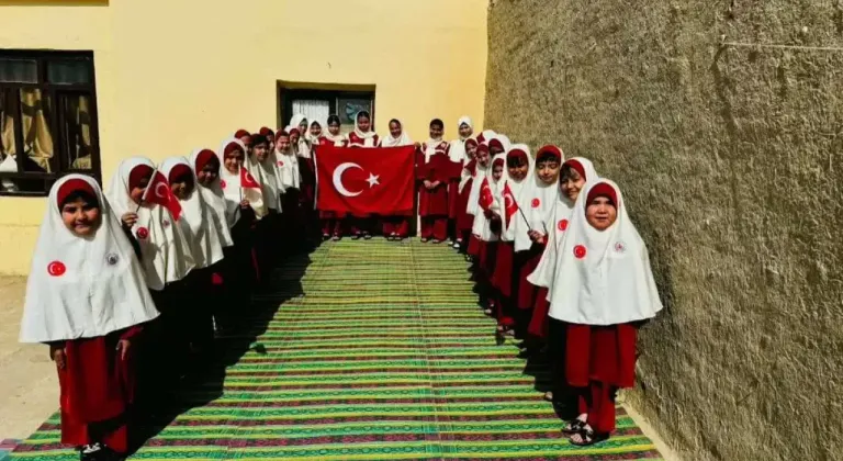 MHP lideri Bahçeli Afganistan’daki Türkmen çocuklara bayramlık gönderdi