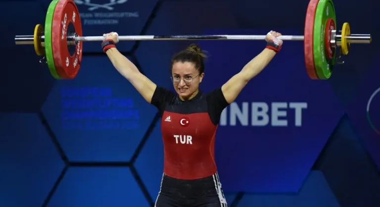 Milli halterci Aysel Özkan Riyad’da 3 altın madalya kazandı