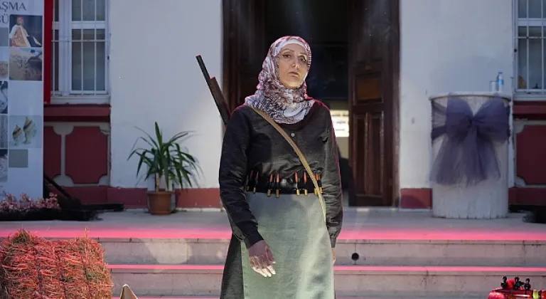 Milli mücadele kahramanı kadınların kıyafetlerini yeniden tasarlayıp defilede mankenlik yaptılar