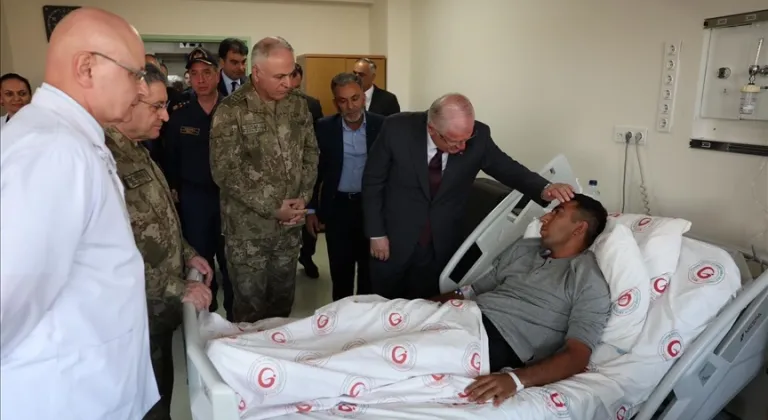 Milli Savunma Bakanı Güler, metan gazından zehirlenen askerleri ziyaret etti