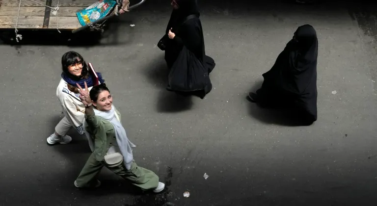 Molla rejimi İran halkını nasıl laikleştirdi?