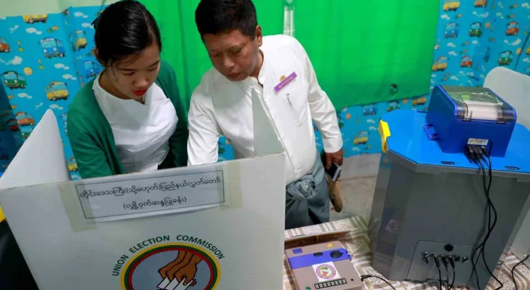 Myanmar’da halk parlamento seçiminin ikinci turu için sandık başında