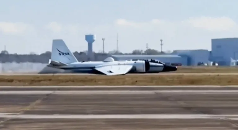 NASA’ya ait araştırma uçağı arıza nedeniyle gövde üzerine iniş yaptı