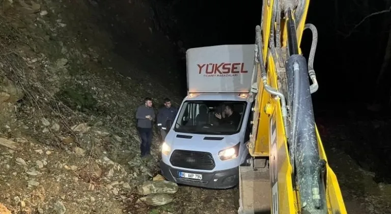 Navigasyonun yanılttığı 3 kişi, dağ yolunda çamura saplanarak mahsur kaldı