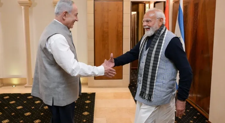 Netanyahu, Hindistan Başbakanı Modi’yi Hint kıyafeti giyerek karşıladı