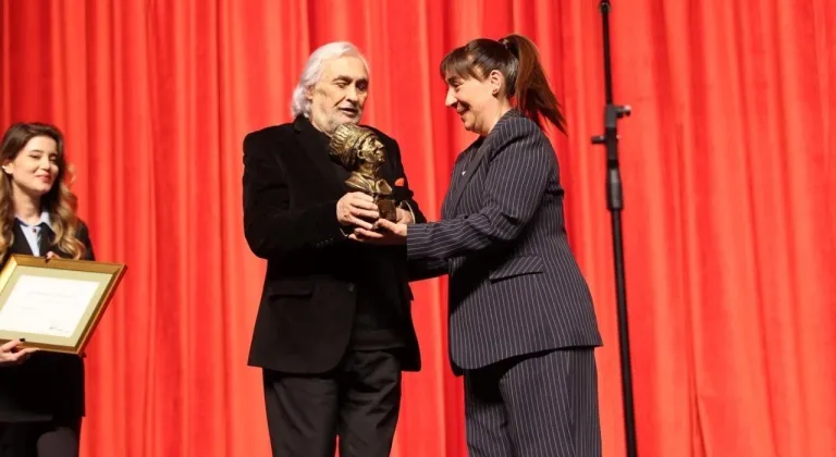 Binnur Kaya, İsmail Dümbüllü ödülünü aldı