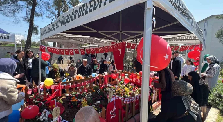 Okul saldırısında hayatını kaybeden çocukların mezarı Türk bayrakları ve balonlarla süslendi