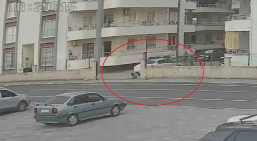 Oyun oynayan 4 yaşındaki çocuk, geri manevra yapan otomobilin altında kaldı